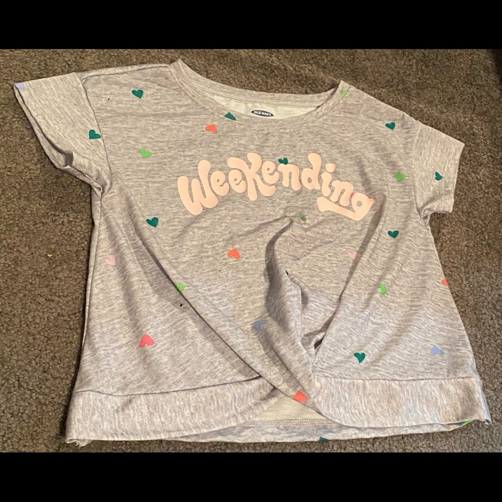 Kids old navy “weekending” crop top with hearts.